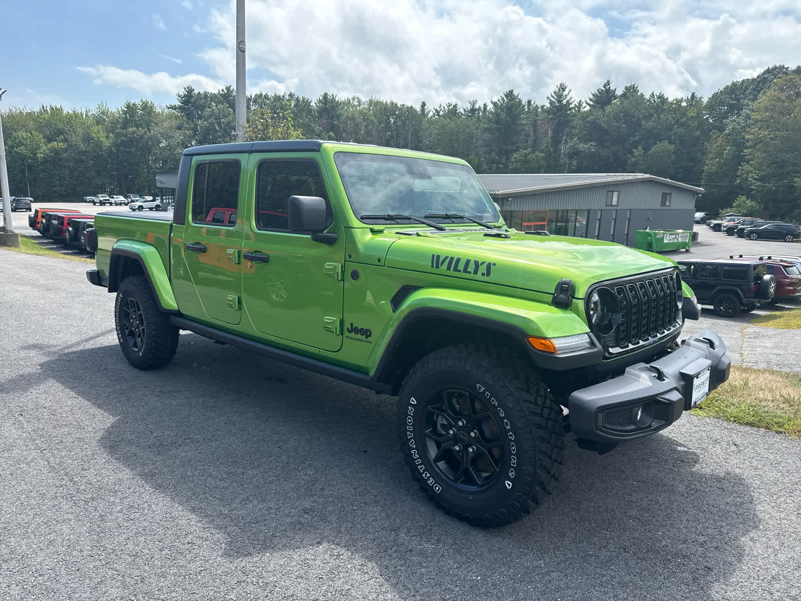 2025 Jeep Gladiator Willys photo 2