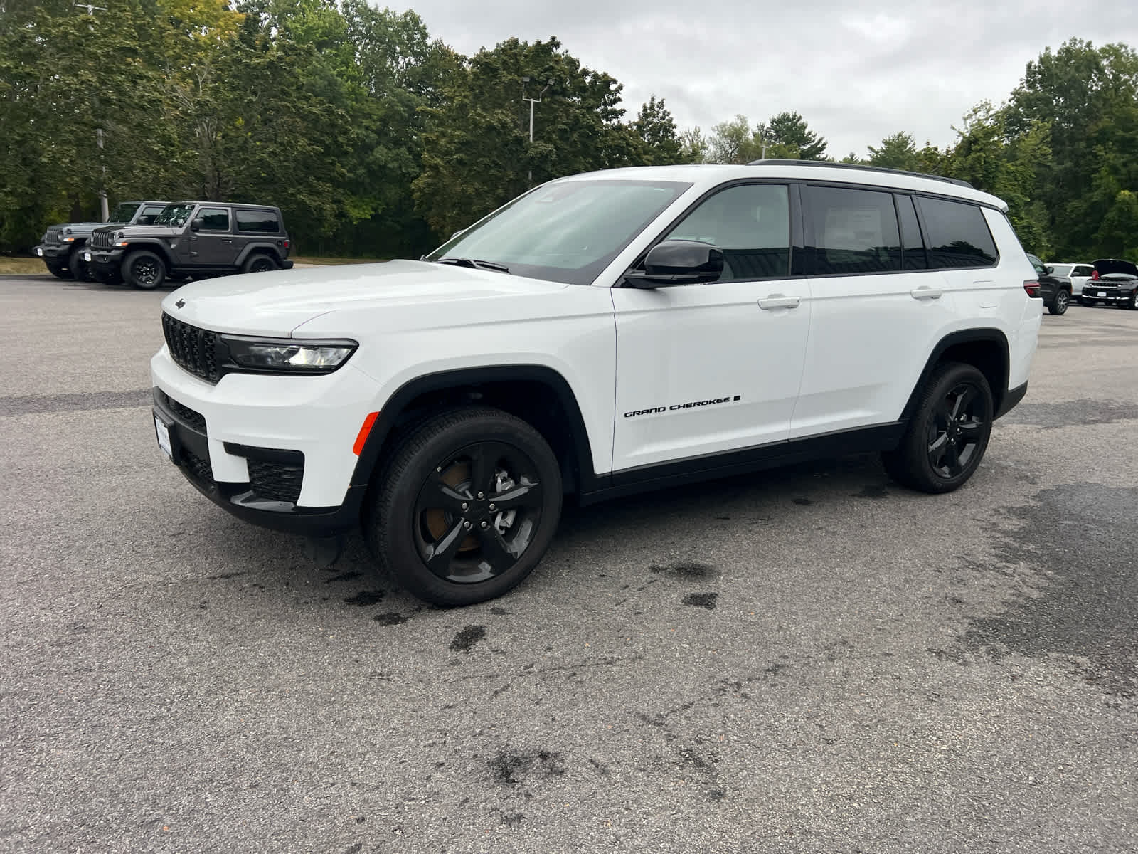 2025 Jeep Grand Cherokee Altitude photo 2