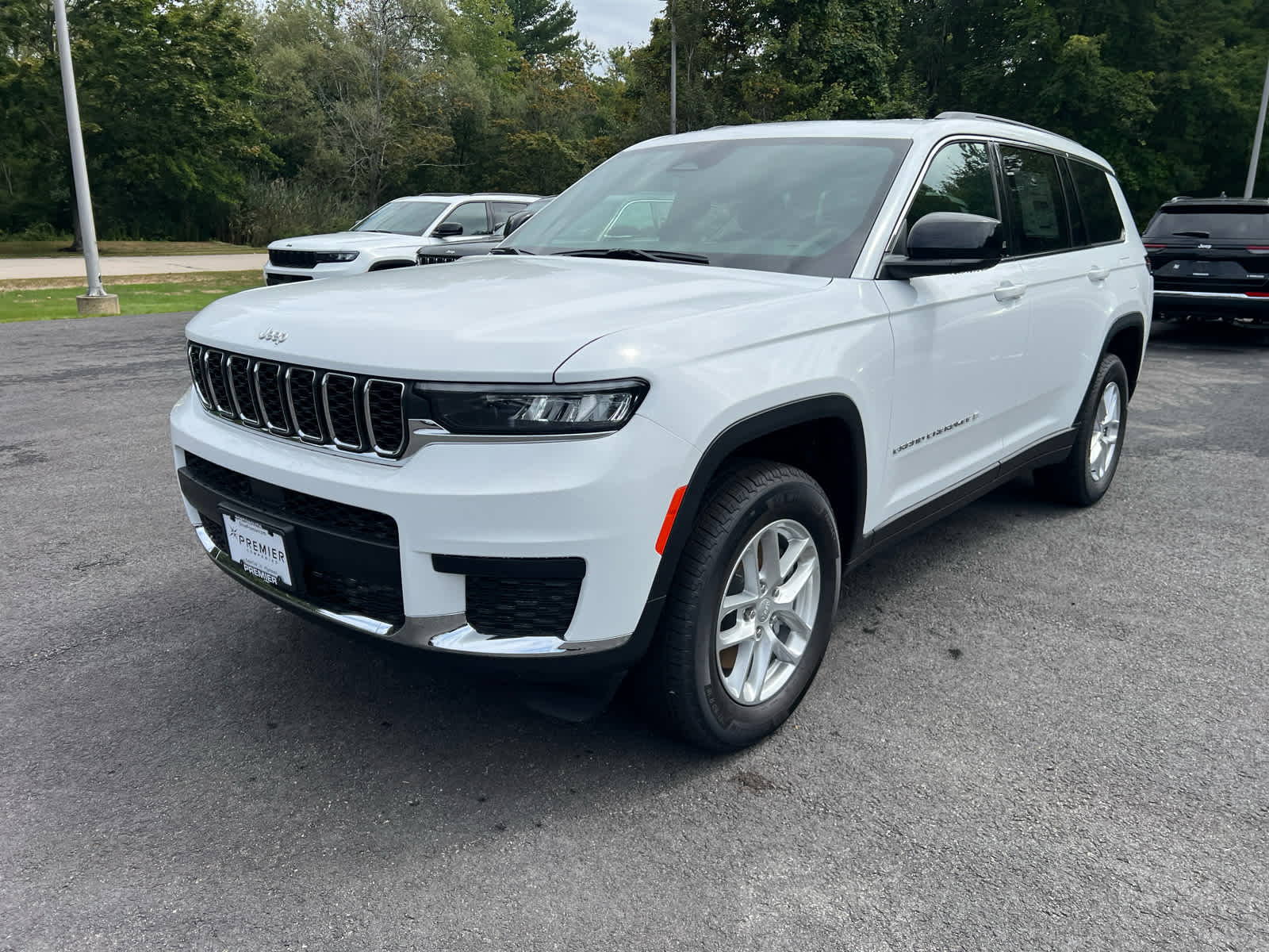 2025 Jeep Grand Cherokee Laredo photo 2