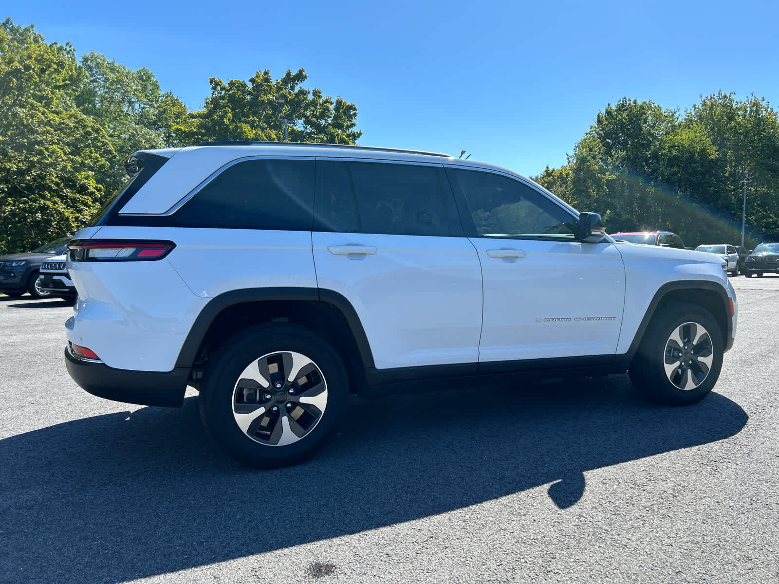 2023 Jeep Cherokee 4xe Base photo 2