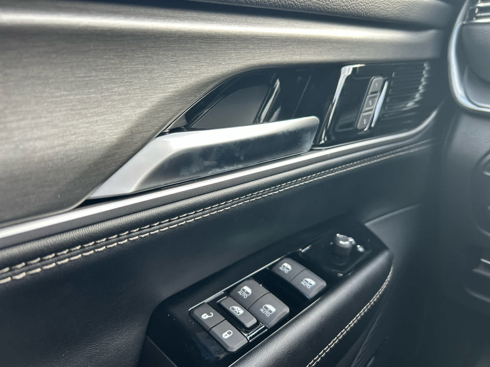 2025 Jeep Wagoneer L Series II - Photo 40