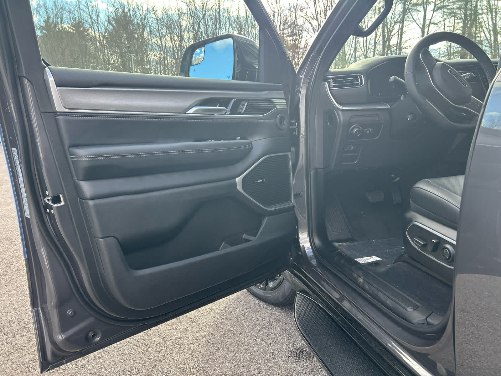 2025 Jeep Wagoneer L Series II - Photo 26