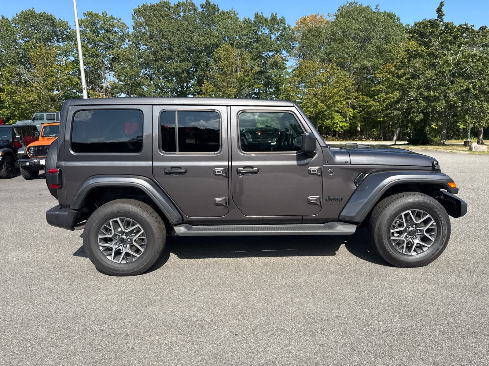 2025 Jeep Wrangler Sahara photo 4