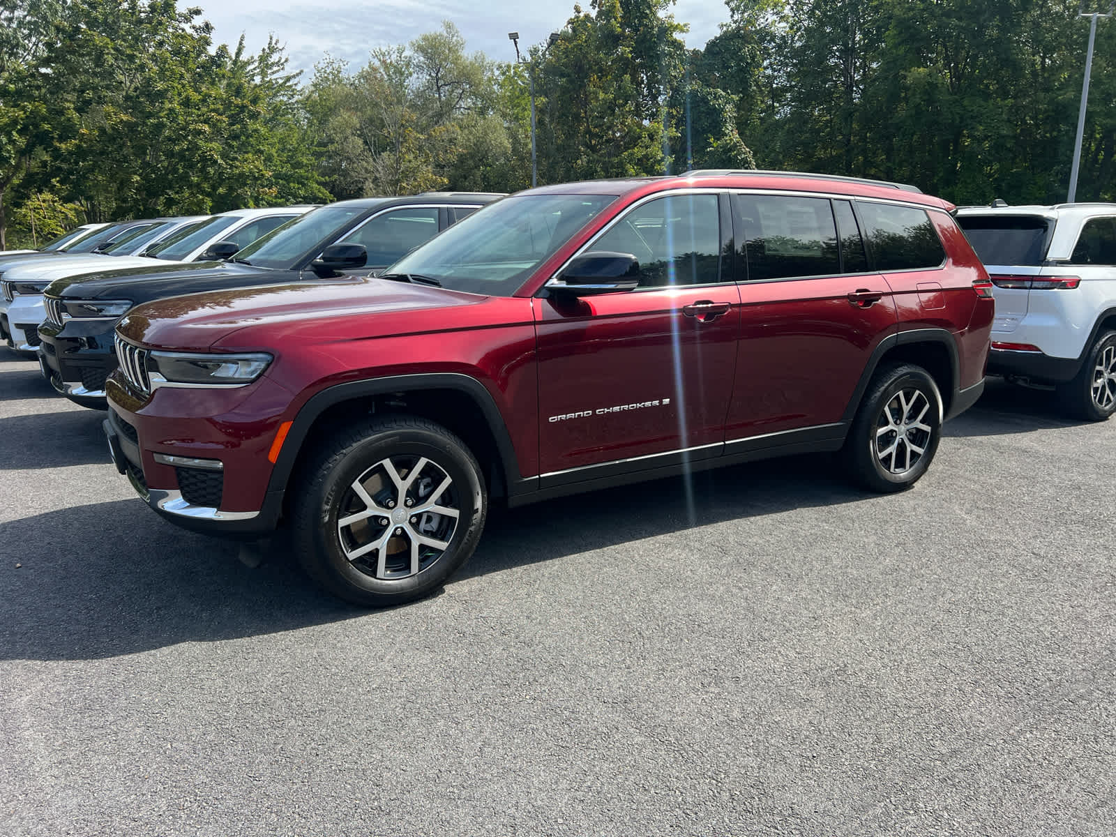 2025 Jeep Grand Cherokee Limited photo 2