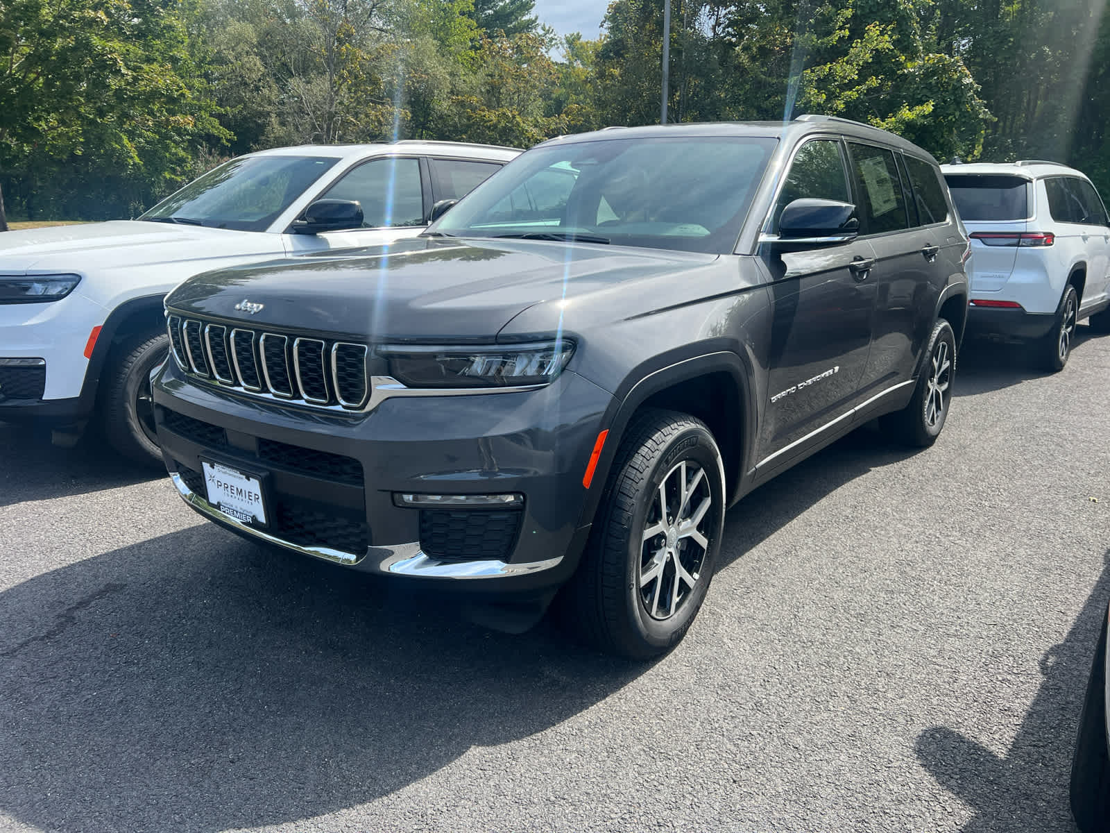 2025 Jeep Grand Cherokee Limited photo 2