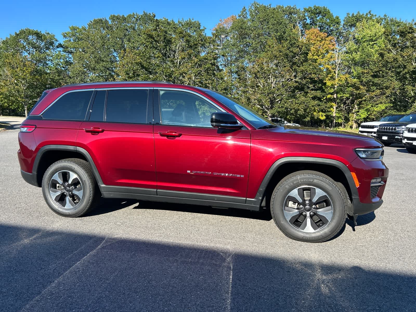 2023 Jeep Cherokee Base photo 2
