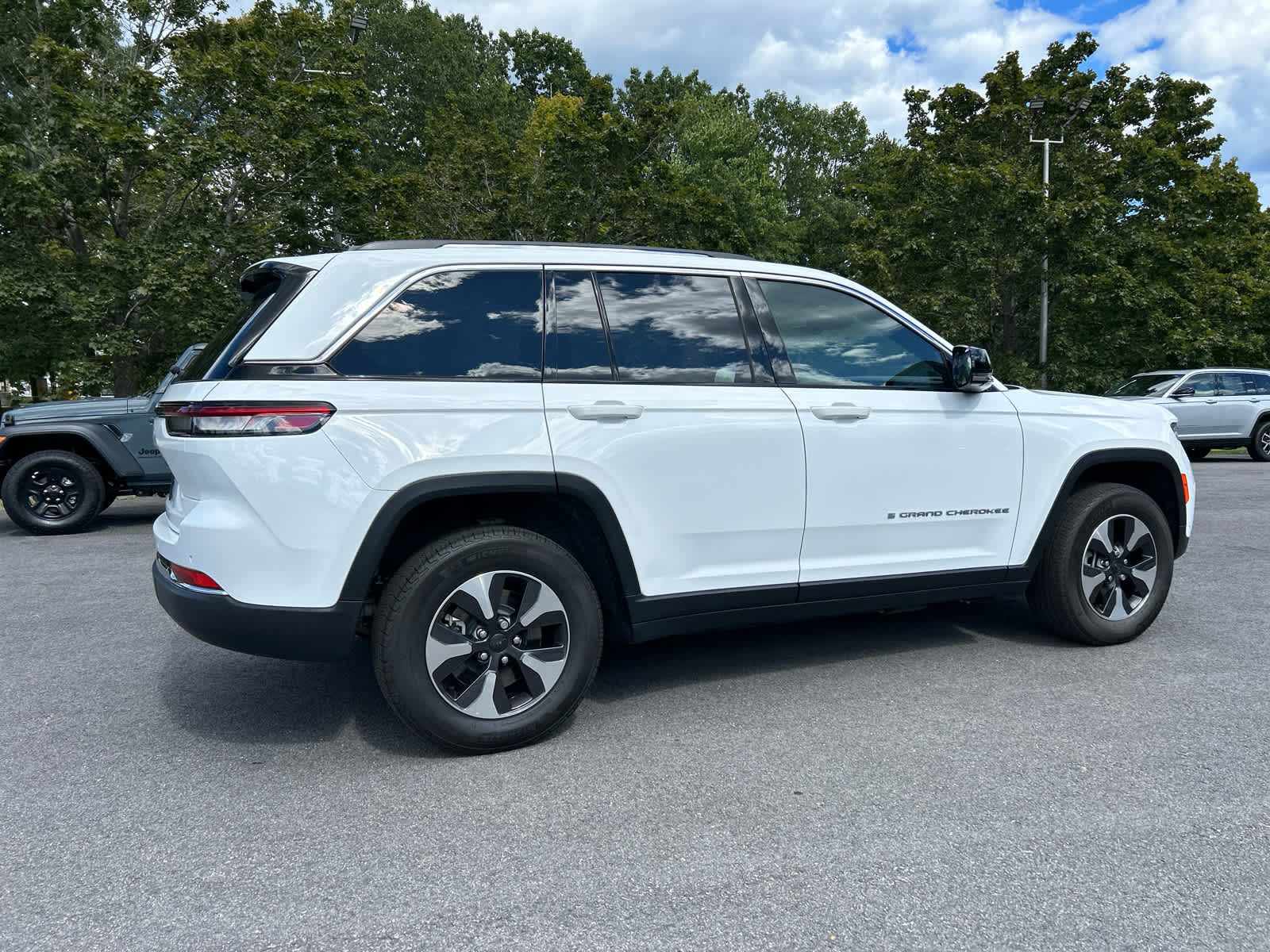 2023 Jeep Cherokee 4xe Base photo 2