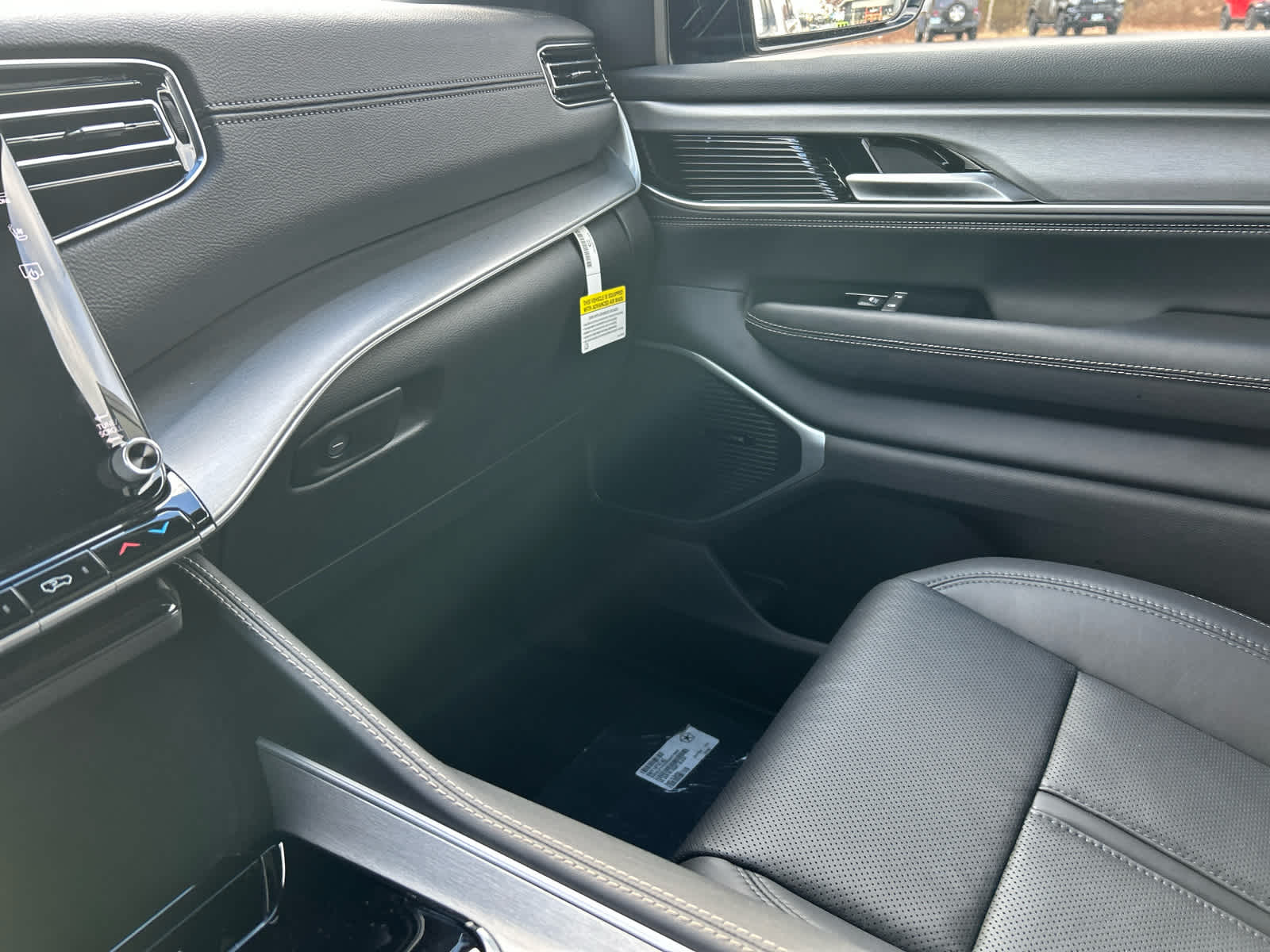 2025 Jeep Wagoneer L Series II - Photo 36