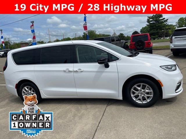 2024 Chrysler Pacifica Touring L's photo