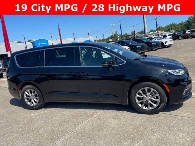 2026 Chrysler Pacifica Limited's photo