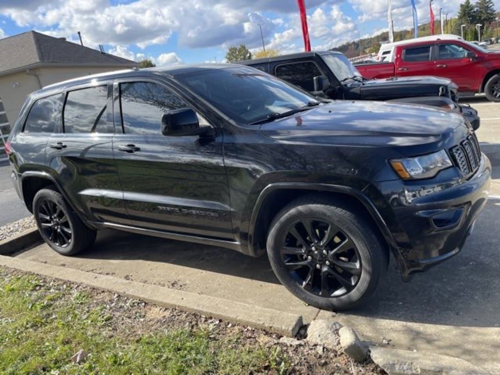 Used 2017 Jeep Grand Cherokee Altitude 4x4 SUV
