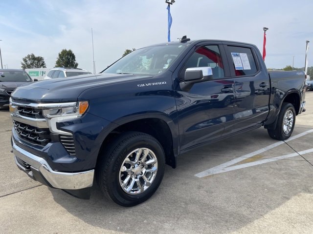 2022 Chevrolet Silverado 1500 LT photo 2