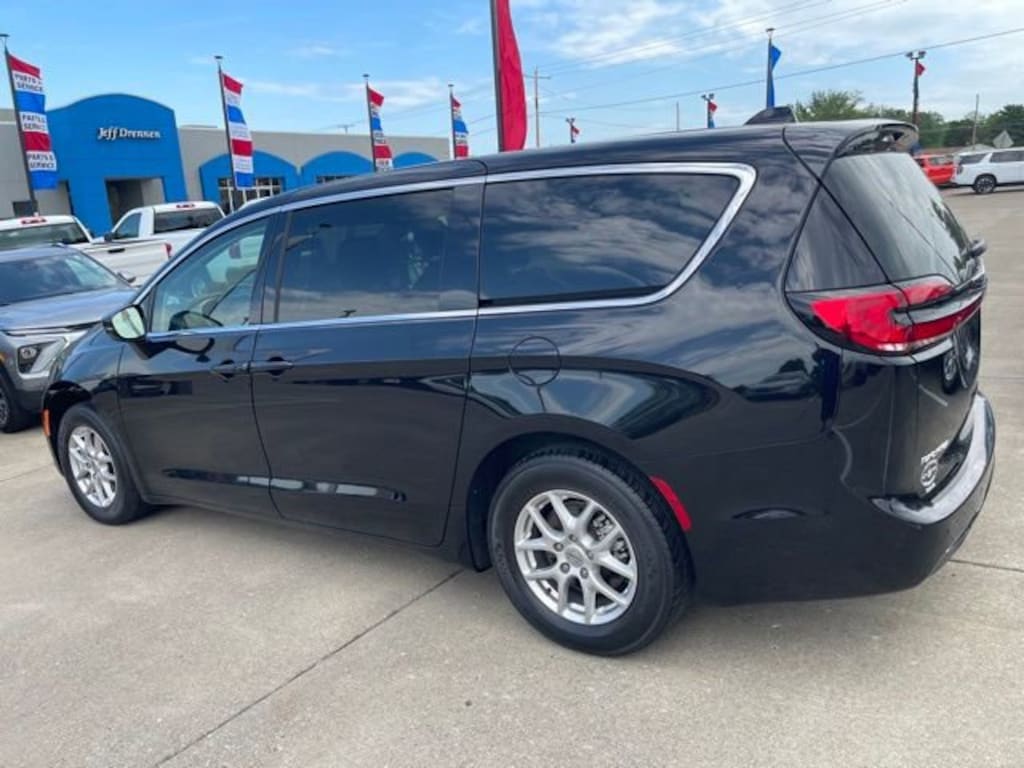 Used 2024 Chrysler Pacifica Touring L
