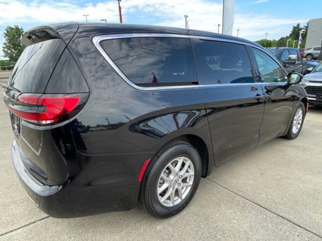 Used 2024 Chrysler Pacifica Touring L