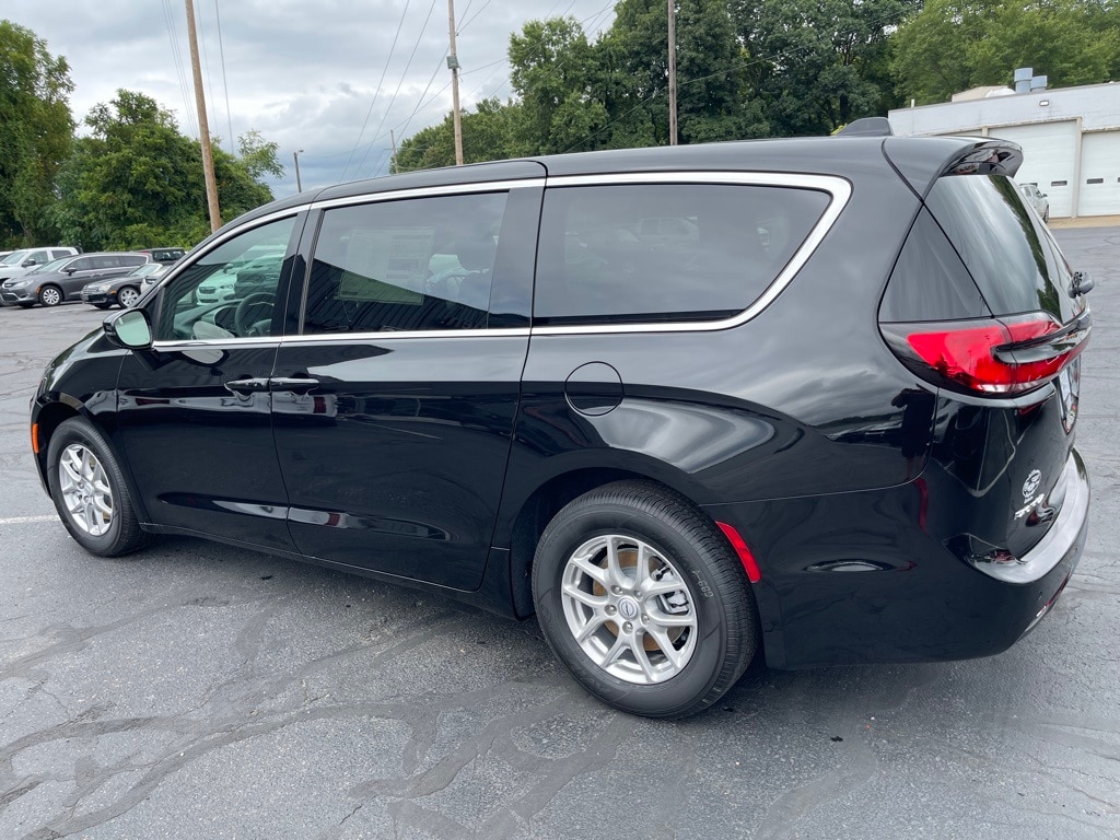 2026 Chrysler Pacifica Select - Photo 4