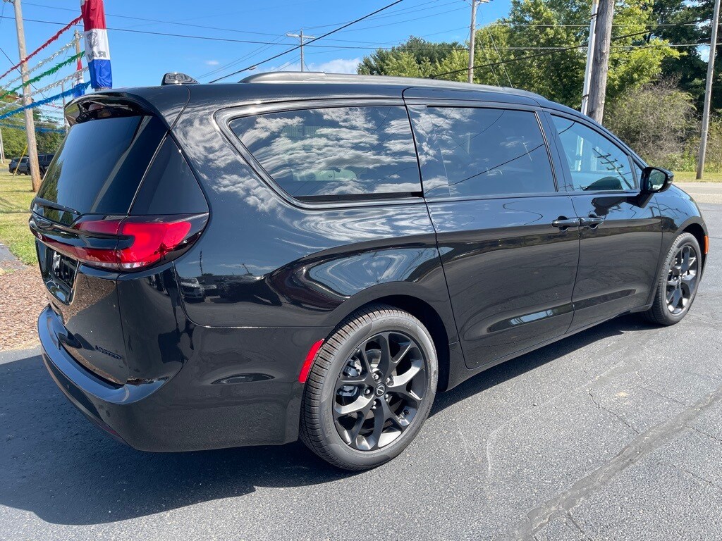 2026 Chrysler Pacifica Limited photo 2