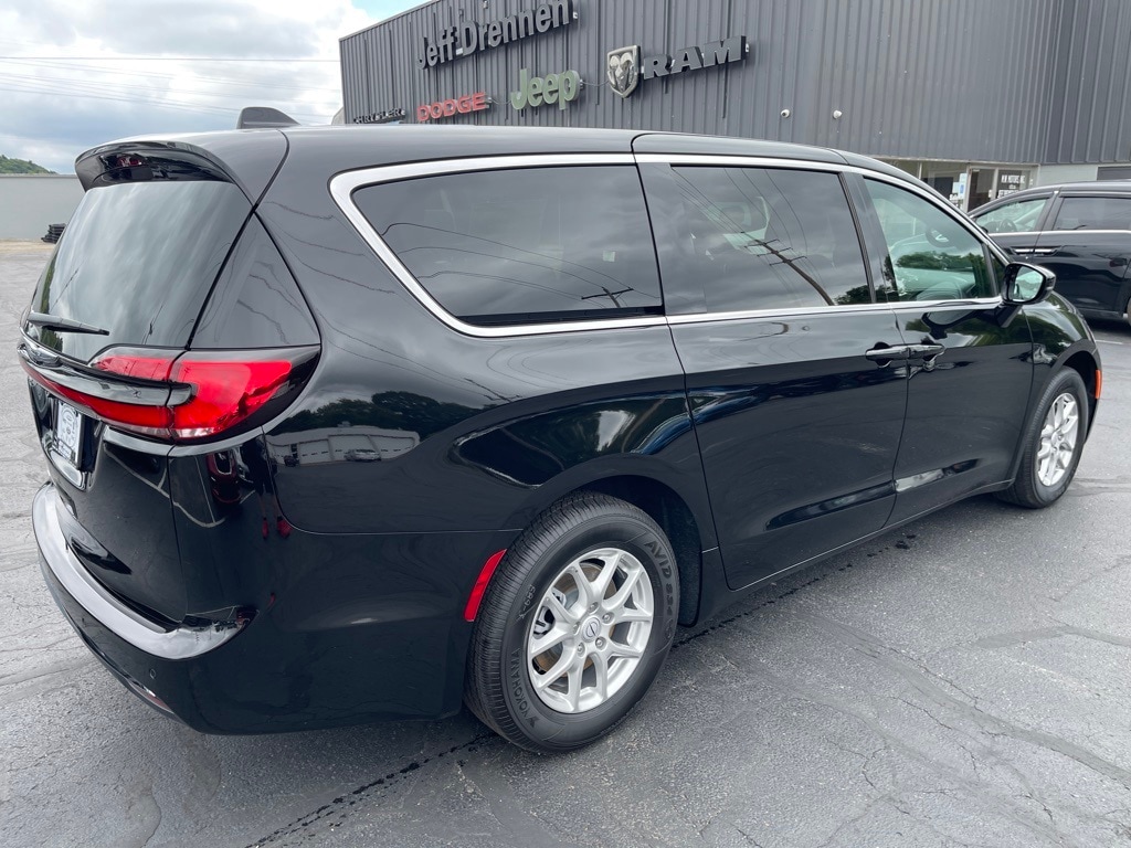 2026 Chrysler Pacifica Select - Photo 3