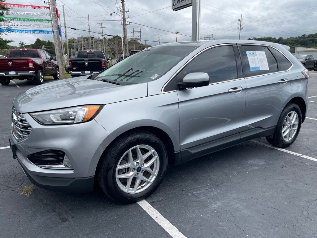 2022 Ford Edge SEL photo 2