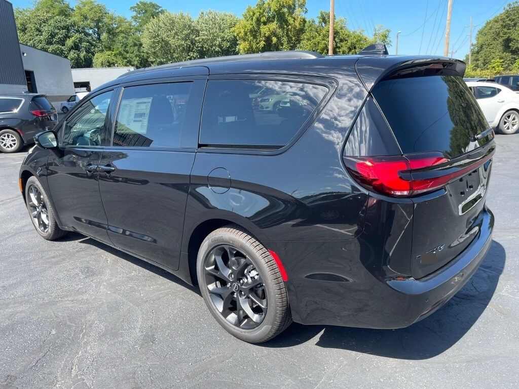 2026 Chrysler Pacifica Limited photo 3
