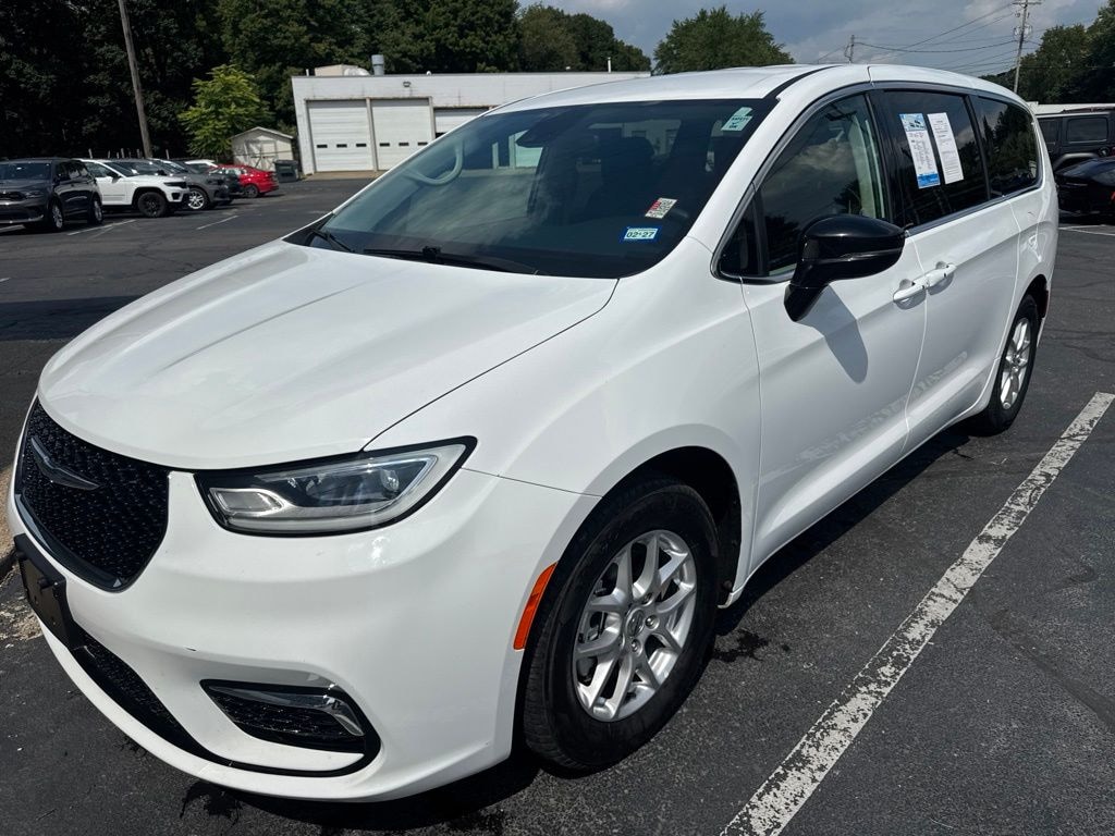 Used 2024 Chrysler Pacifica Touring L Minivan/Van