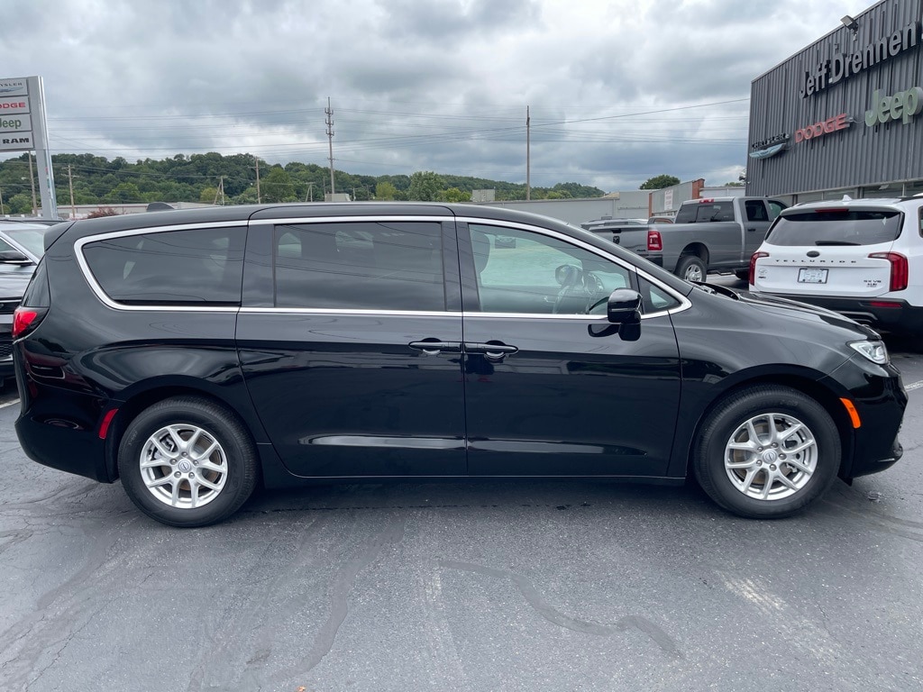 2026 Chrysler Pacifica Select - Photo 8