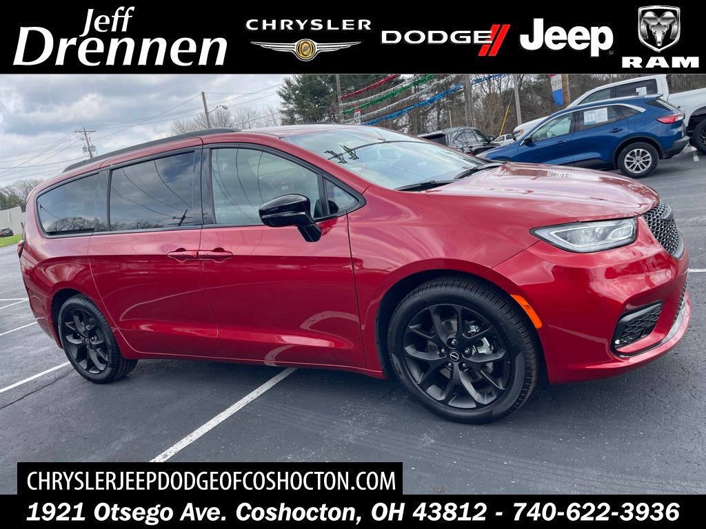 2026 Chrysler Pacifica Select's photo