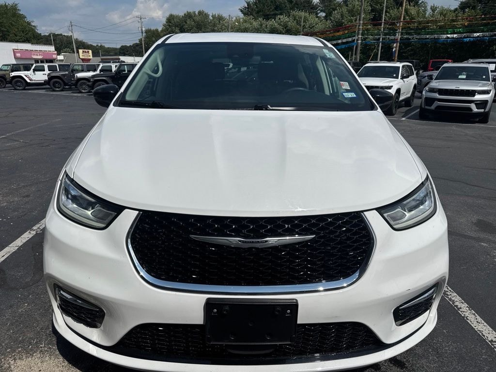 Used 2024 Chrysler Pacifica Touring L Minivan/Van