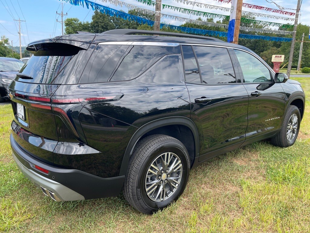 2025 Chevrolet Traverse photo 3