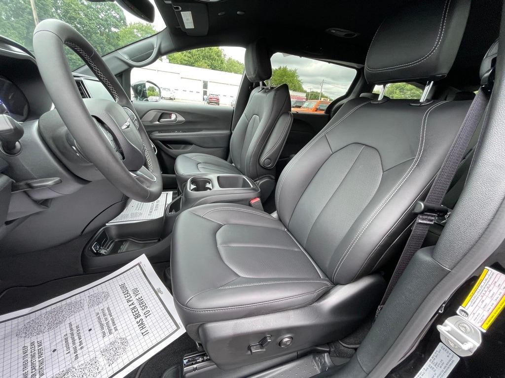 2026 Chrysler Pacifica Select - Photo 11