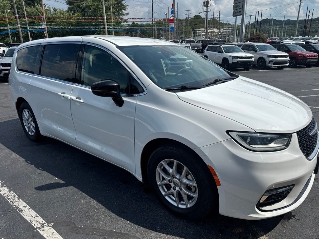 Used 2024 Chrysler Pacifica Touring L Minivan/Van