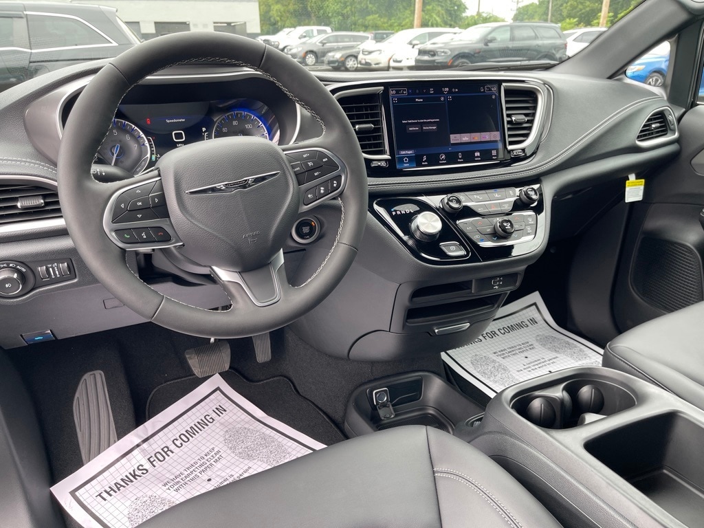 2026 Chrysler Pacifica Select - Photo 12