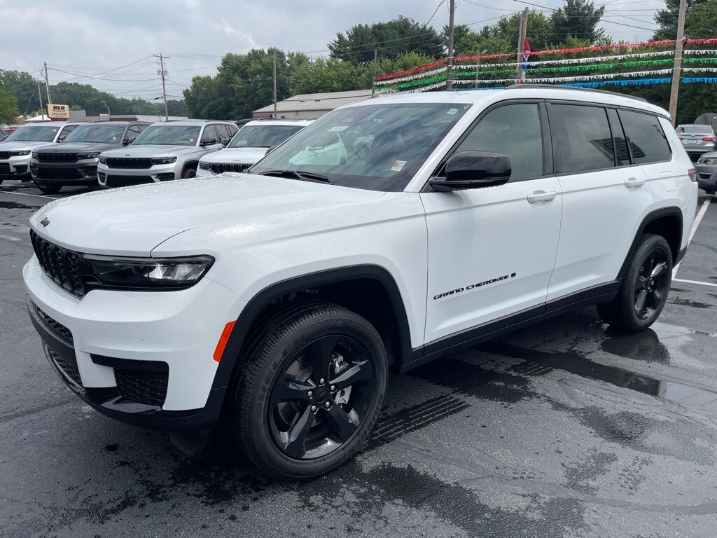 2025 Jeep Grand Cherokee Altitude photo 2