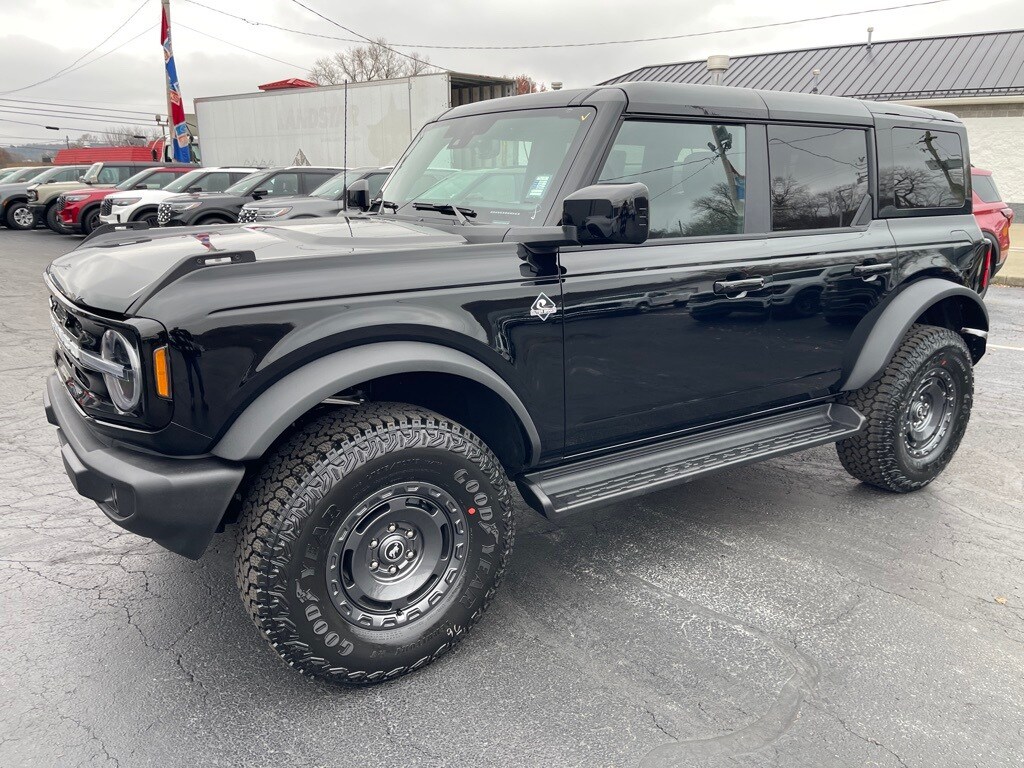 2025 Ford Bronco Outer Banks photo 2