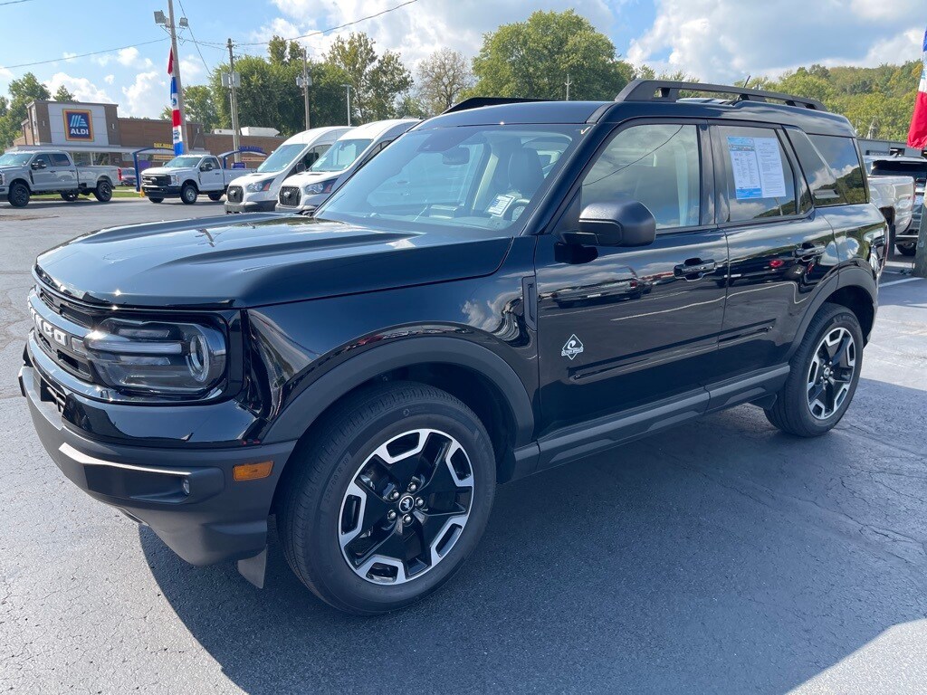 2023 Ford Bronco Sport Outer Banks photo 2
