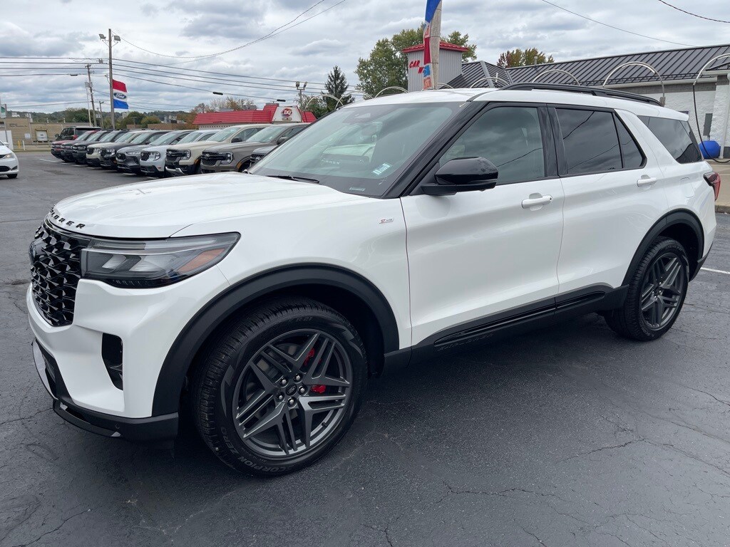 2025 Ford Explorer ST-Line photo 2