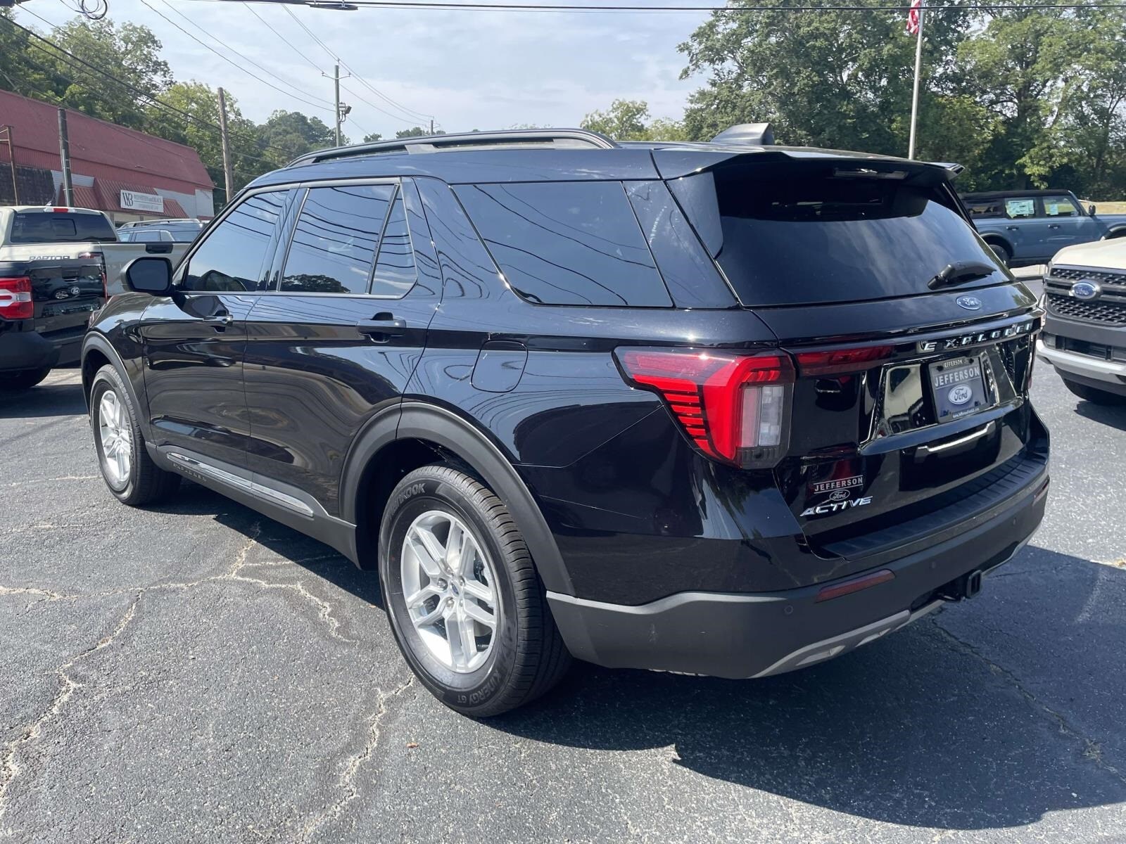 2025 Ford Explorer photo 3