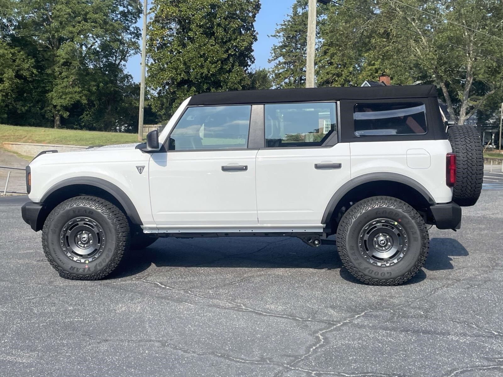 2025 Ford Bronco Base photo 2