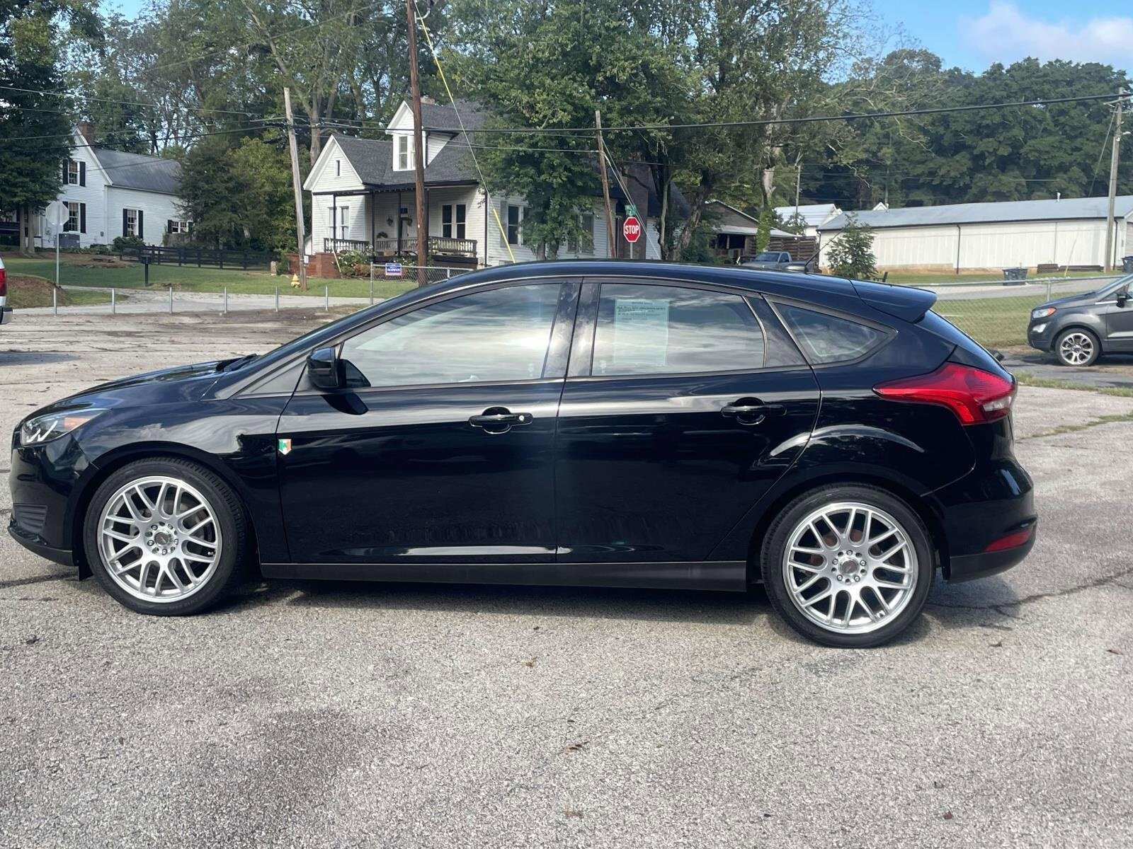 2017 Ford Focus SE photo 2