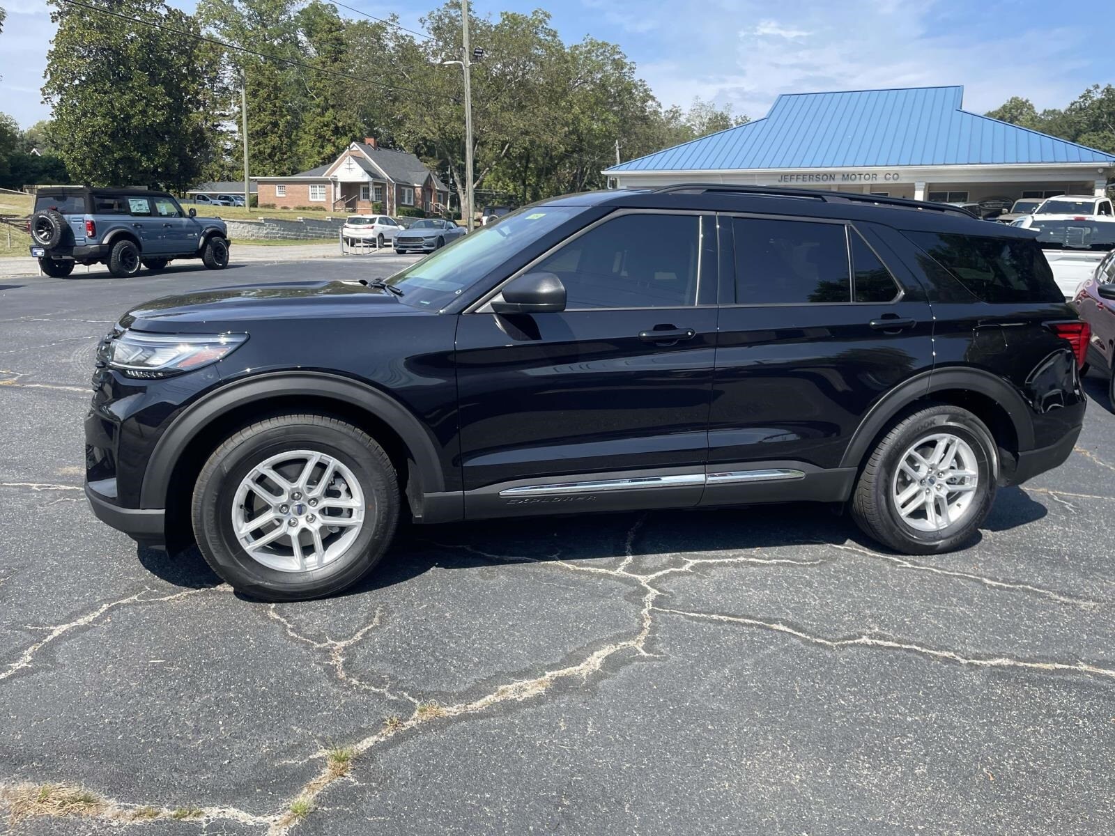2025 Ford Explorer photo 2