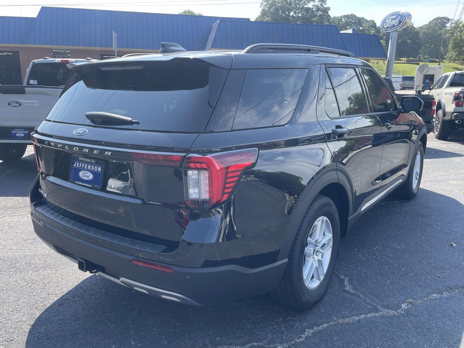 2025 Ford Explorer photo 4