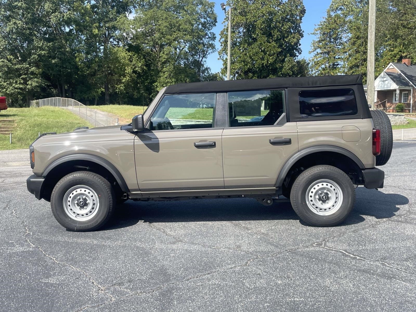 2025 Ford Bronco Base photo 2