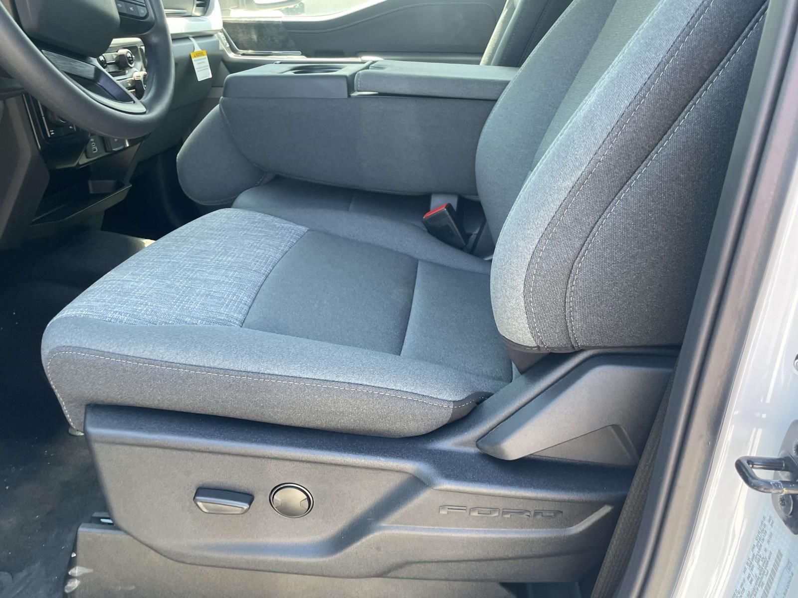 2026 Ford F-350 Super Duty XLT - Photo 6