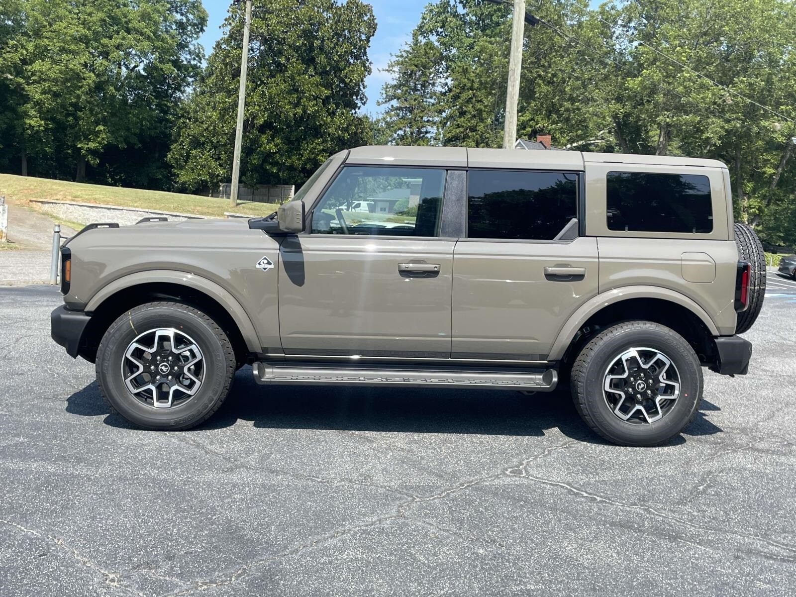 2025 Ford Bronco Outer Banks photo 2
