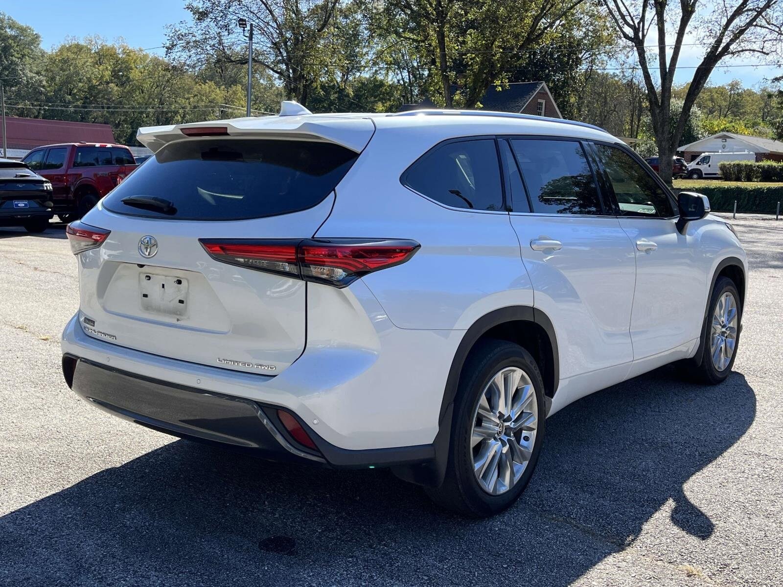 2023 Toyota Highlander Limited photo 2