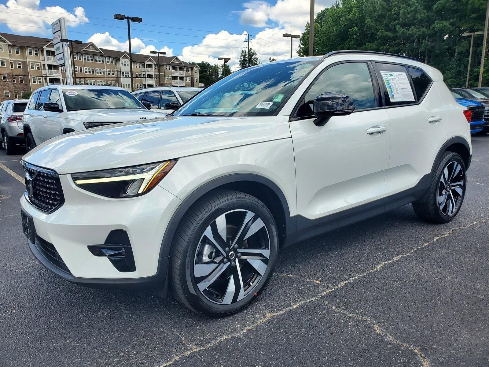 2023 Volvo XC40 Plus photo 3
