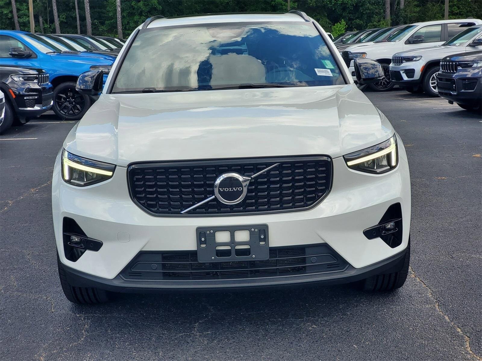 2023 Volvo XC40 Plus photo 2