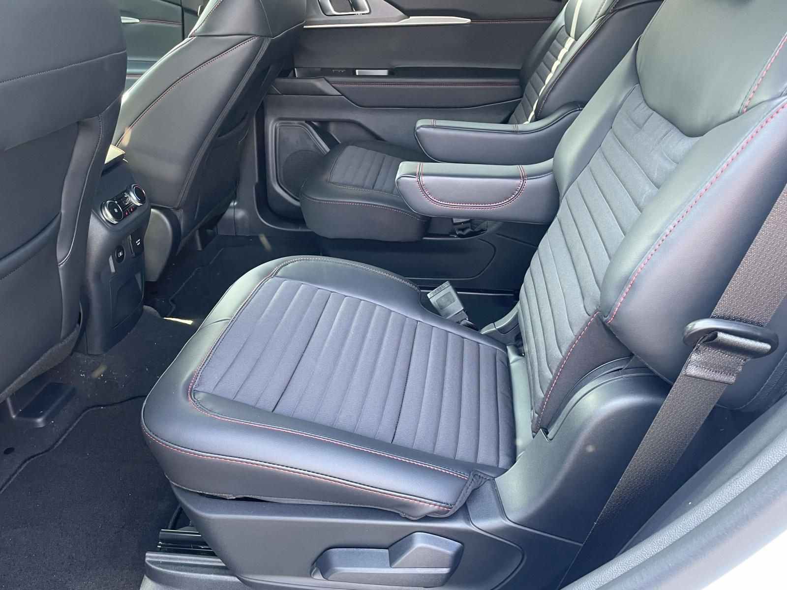 2026 Ford Explorer ST-Line - Photo 7