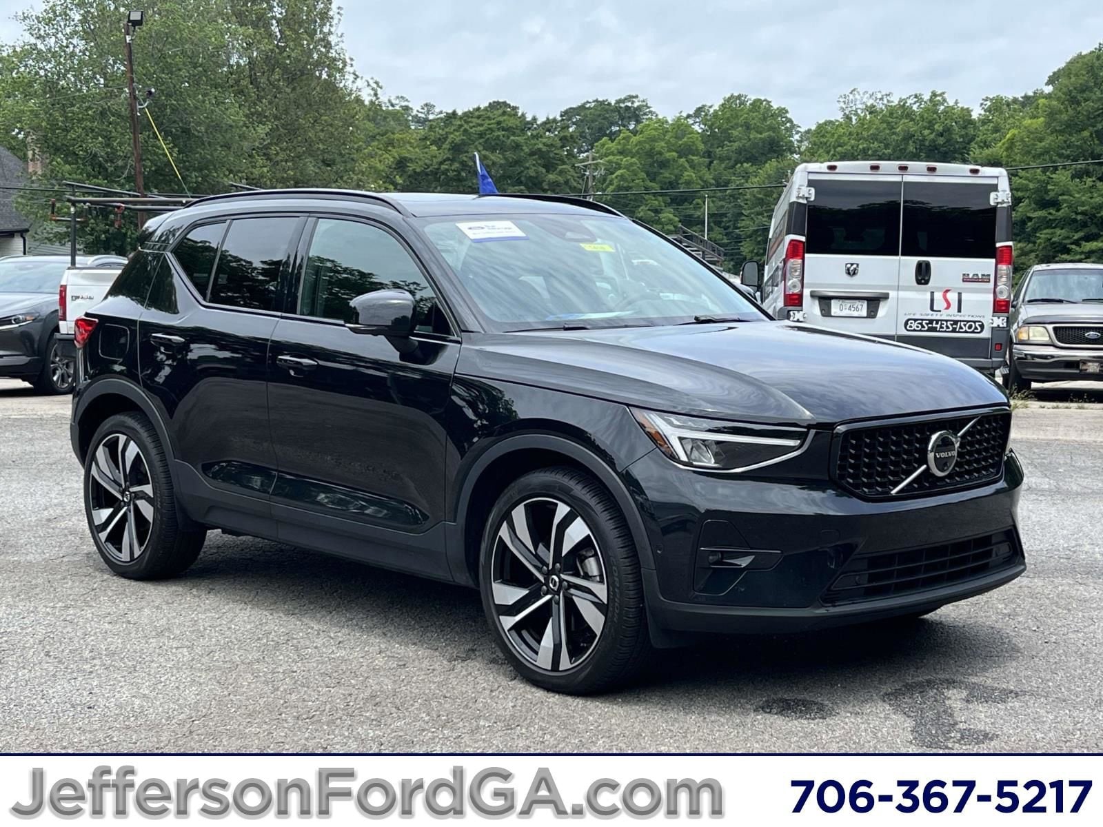2025 Volvo XC40 B5 Plus Dark AWD's photo
