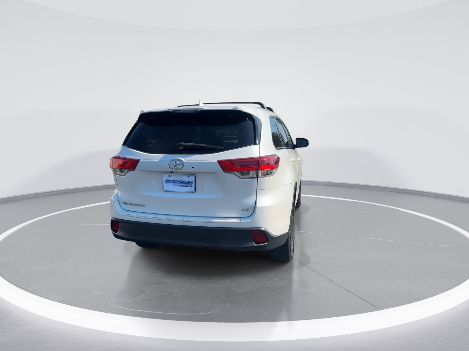 2018 Toyota Highlander LE Plus photo 3