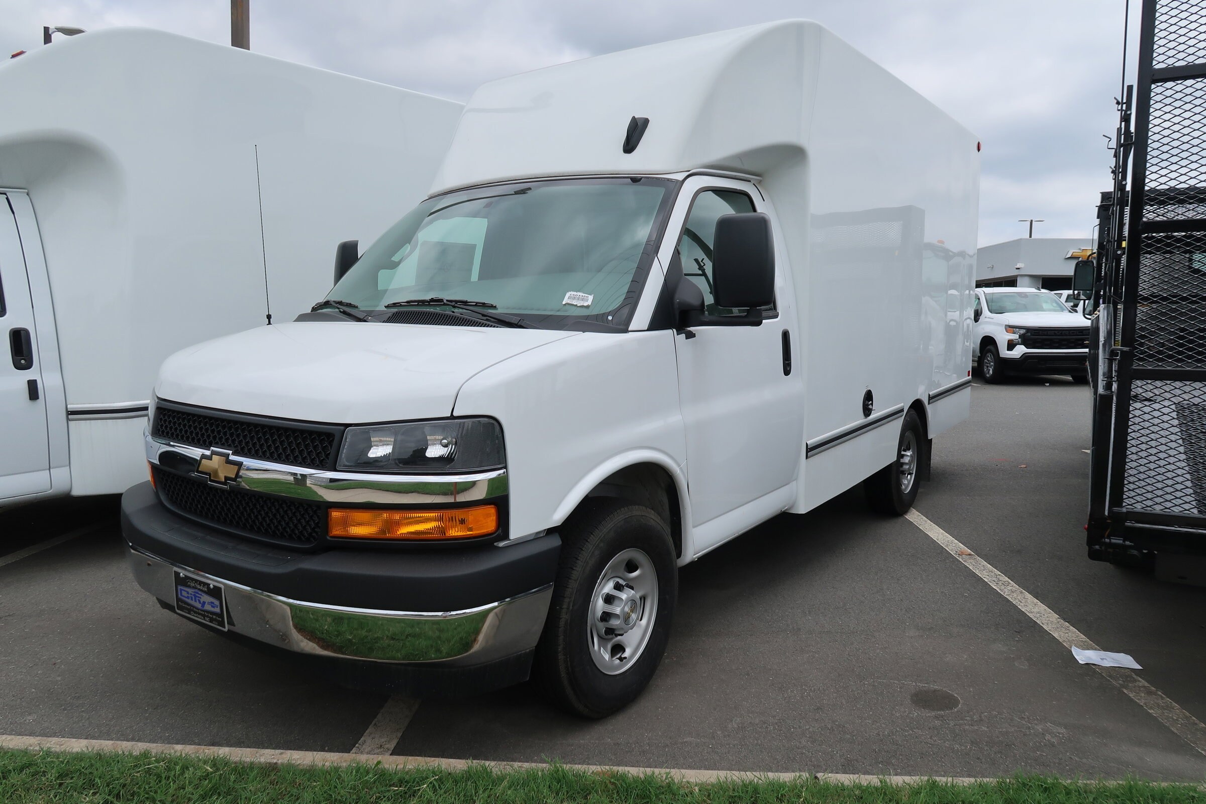 2025 Chevrolet Express 3500 Cutaway Van photo 3